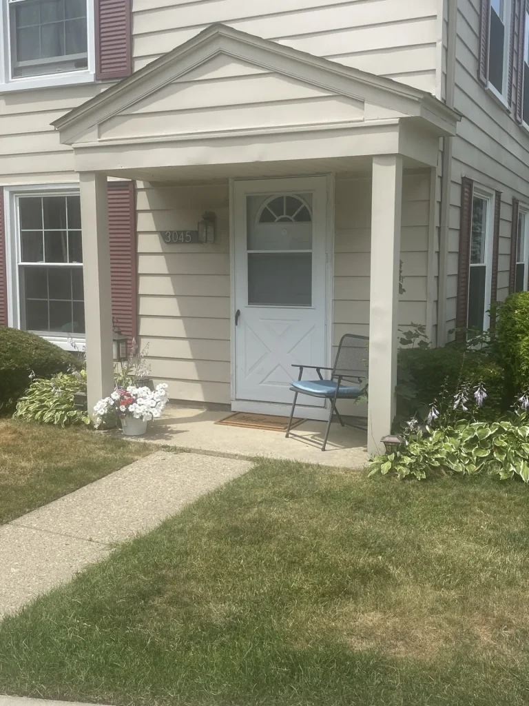 3045 Oakridge, Orion Township: condo entrance