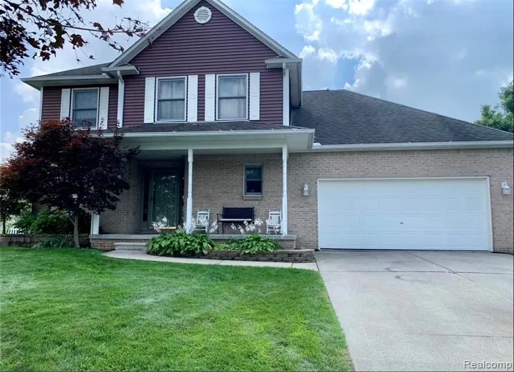 31 Jamestown, Metamora: two-story home with garage