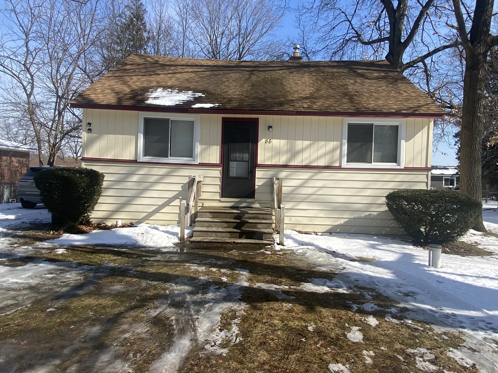 88 McGregor, Lake Orion: ranch home in winter