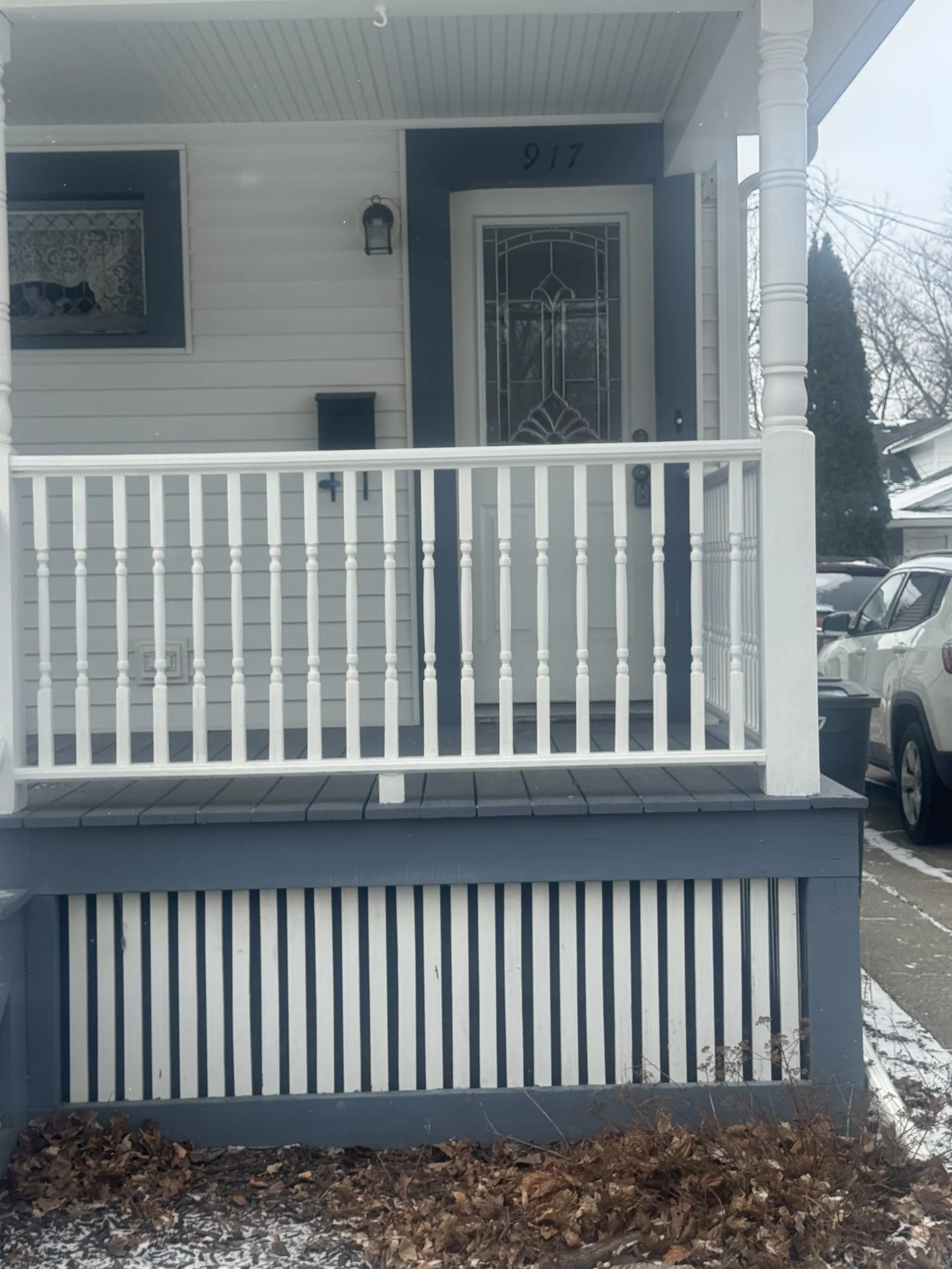 Upper duplex in Lapeer: front porch